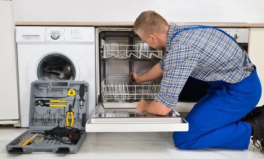 Nallıhan Smeg servisi teknisyen ekibi beyaz eşya tamiri yaparken